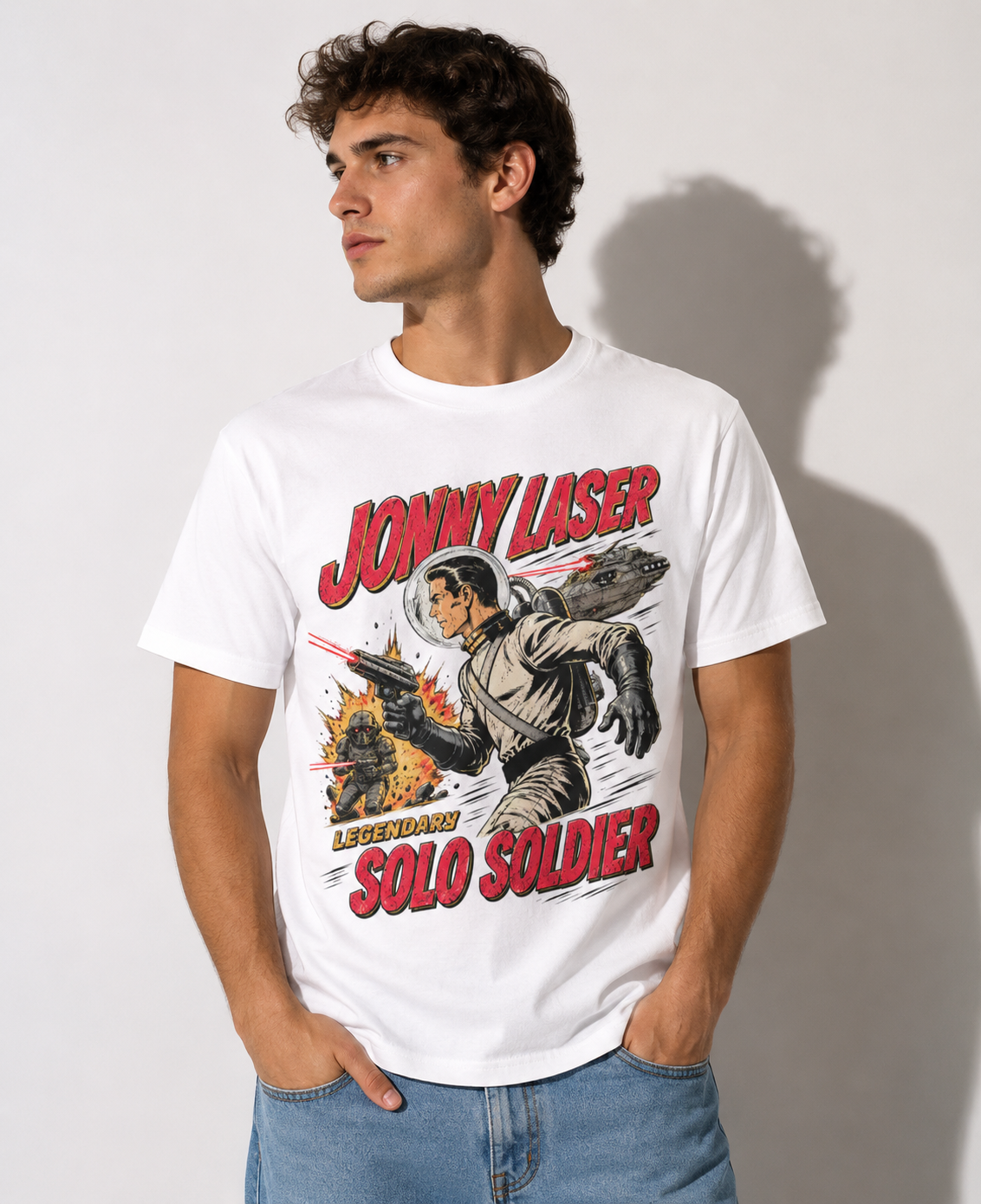Jonny Laser Legendary Solo Soldier Retro Sci-Fi T-Shirt mit Space Warrior und Laser Gun Design