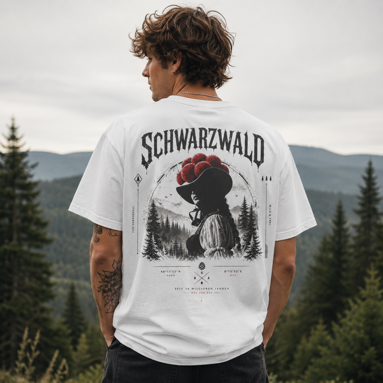 Vintage Schwarzwald T-Shirt mit Bollenhut Motiv und Black Forest Design in Weiß