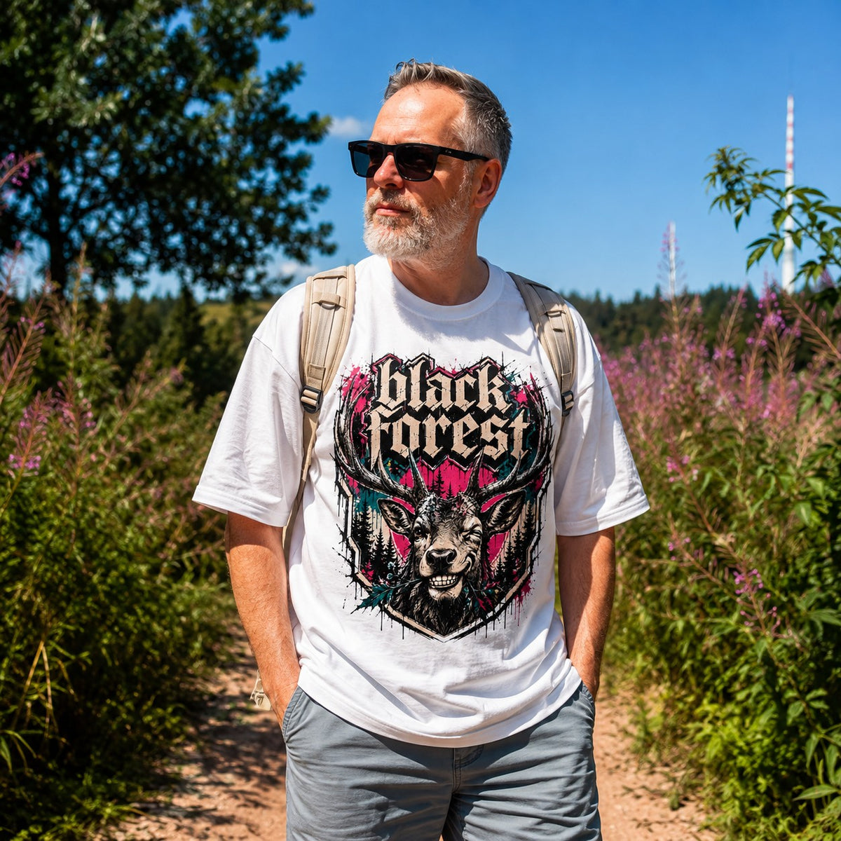 Weißes T-Shirt mit Black Forest Gothic Schriftzug, grinsendem Hirsch, Schwarzwald-Motiv und farbigem Graffiti-Design
