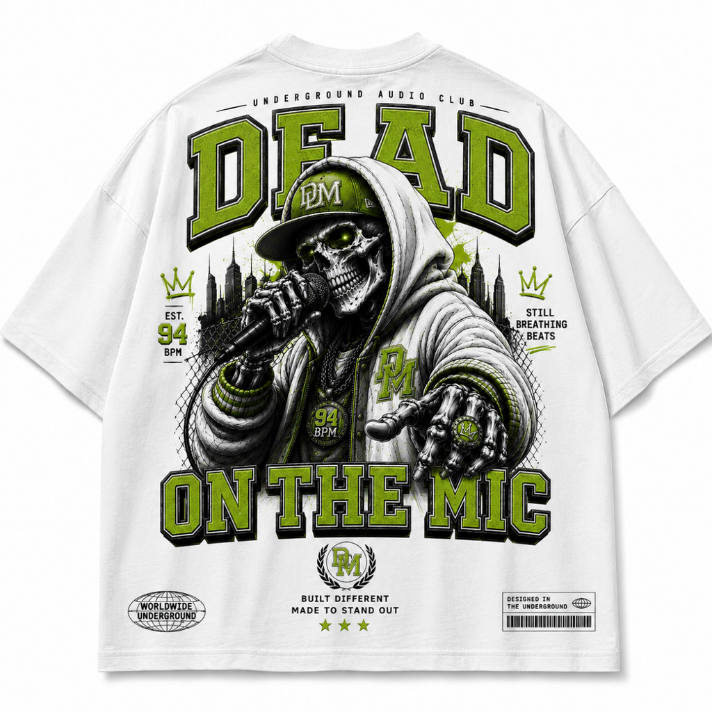 Weißes T-Shirt mit großem Rückenprint eines Skelett-Rappers am Mikrofon und der grünen Aufschrift „DEAD ON THE MIC“