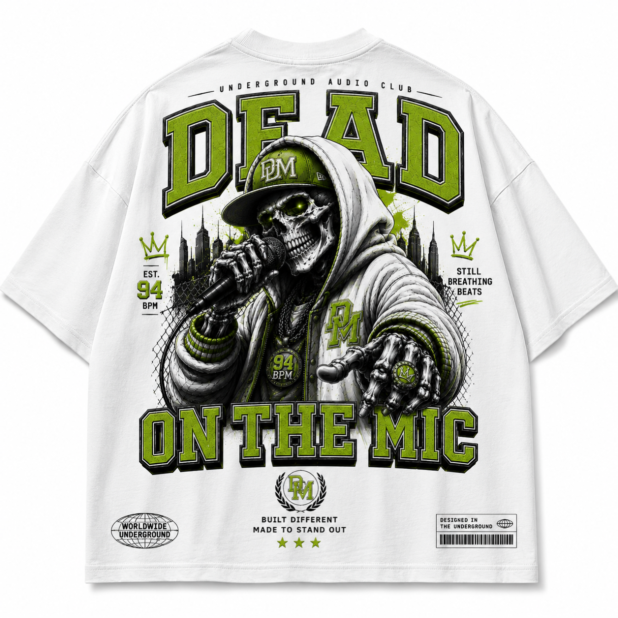 Weißes T-Shirt mit großem Rückenprint eines Skelett-Rappers am Mikrofon und der grünen Aufschrift „DEAD ON THE MIC“