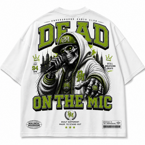 Weißes T-Shirt mit großem Rückenprint eines Skelett-Rappers am Mikrofon und der grünen Aufschrift „DEAD ON THE MIC“
