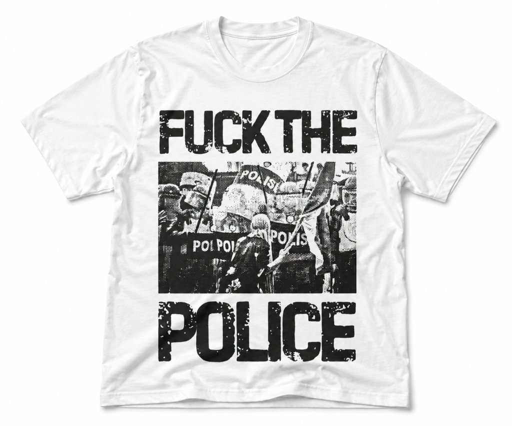 Weißes T-Shirt liegend auf weißem Hintergrund mit schwarzem „Fuck The Police“-Schriftzug und kontrastreichem Protestmotiv im Grunge-Stil auf der Vorderseite.