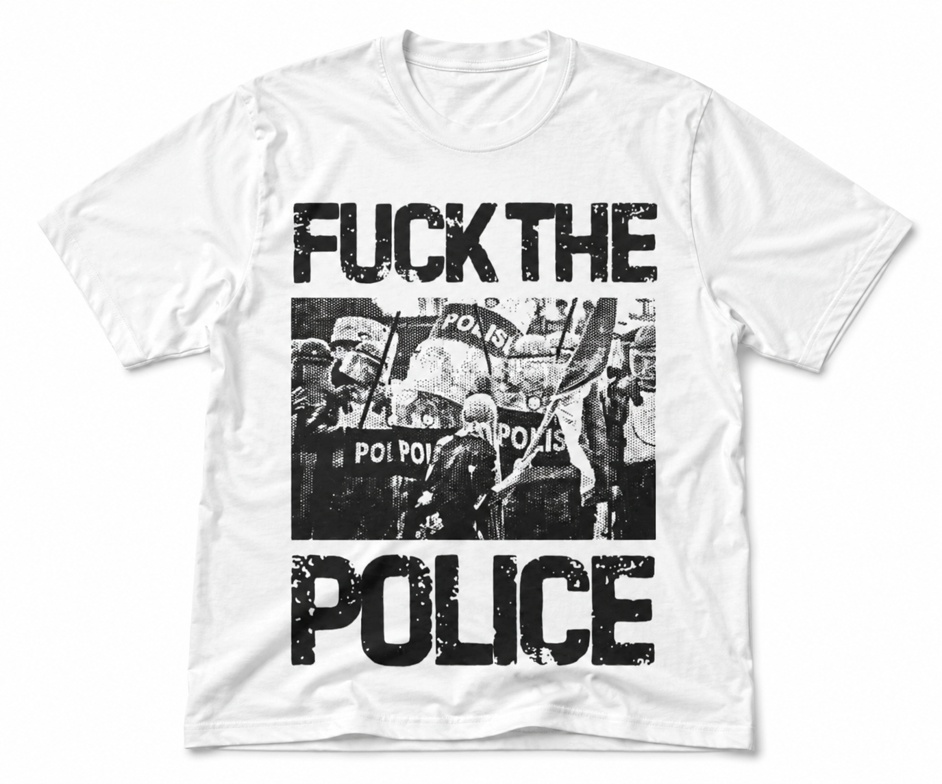 Weißes T-Shirt liegend auf weißem Hintergrund mit schwarzem „Fuck The Police“-Schriftzug und kontrastreichem Protestmotiv im Grunge-Stil auf der Vorderseite.