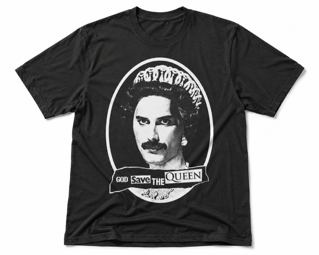 Schwarzes T-Shirt mit satirischem Schwarz-Weiß-Porträt und dem Schriftzug „God Save The Queen“ auf der Vorderseite.