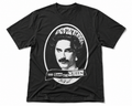 Schwarzes T-Shirt mit satirischem Schwarz-Weiß-Porträt und dem Schriftzug „God Save The Queen“ auf der Vorderseite.