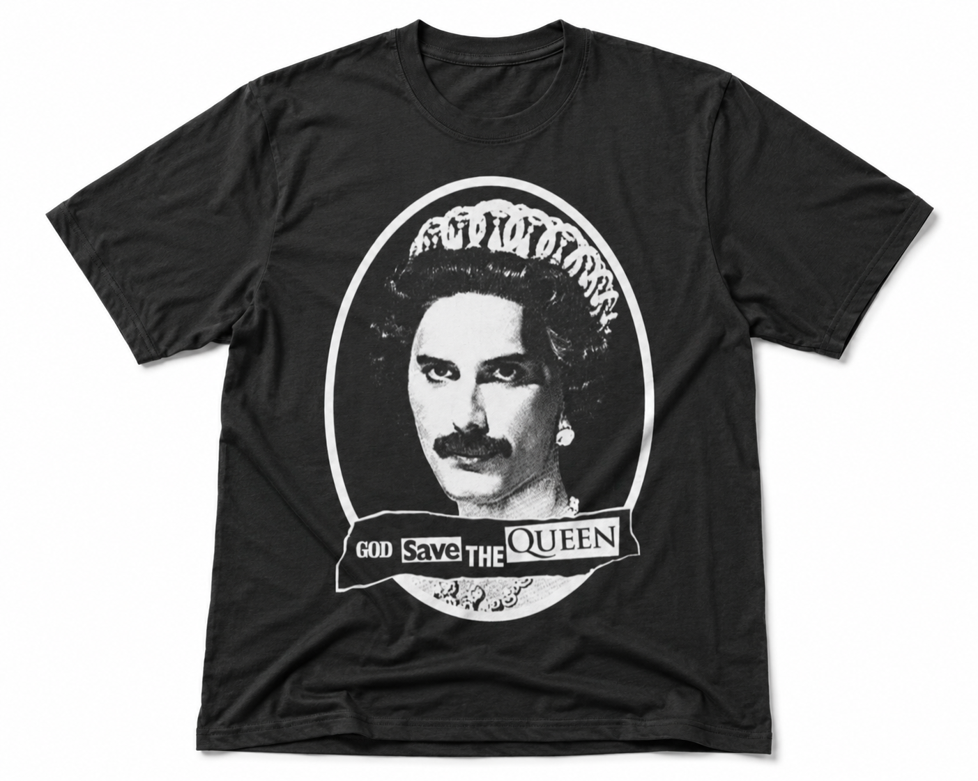 Schwarzes T-Shirt mit satirischem Schwarz-Weiß-Porträt und dem Schriftzug „God Save The Queen“ auf der Vorderseite.