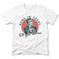 Weißes T-Shirt mit Vintage Illustrationen eines Mannes mit Daumen hoch und ironischem Schriftzug "Hang in there, It gets worse"