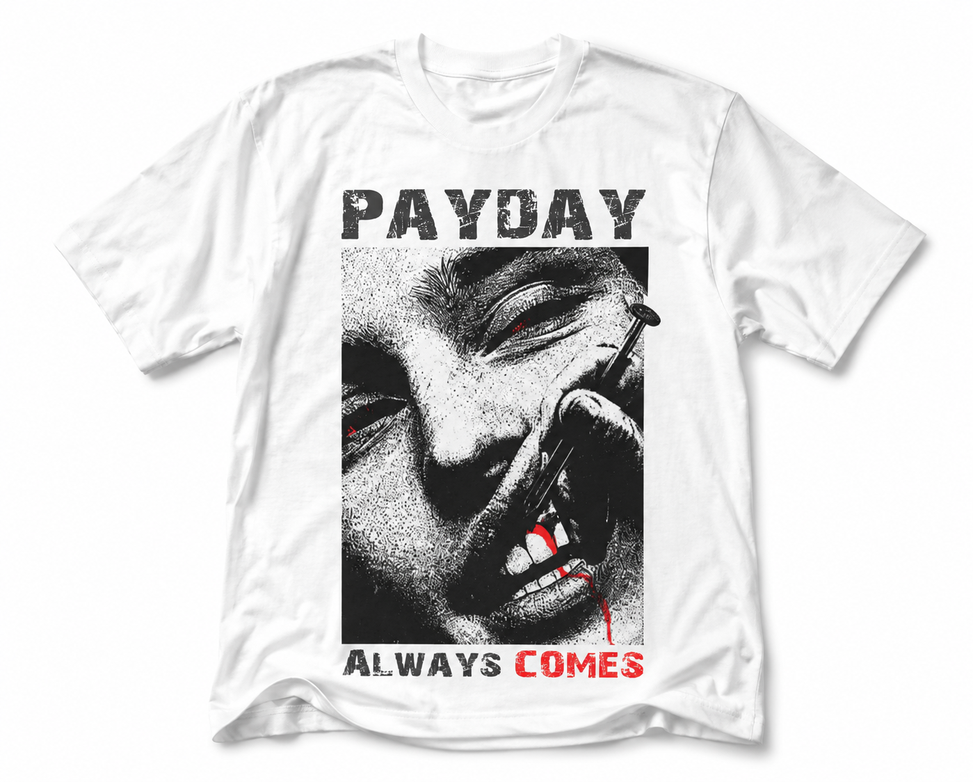 Weißes Streetwear-T-Shirt mit „PAYDAY ALWAYS COMES“-Print, düsterem Schwarz-Weiß-Porträt und roten Akzenten im Grunge- und Punk-Stil, als Flatlay auf weißem Hintergrund.