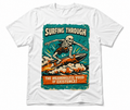 Weißes T-Shirt liegend auf weißem Hintergrund mit Retro-Skelett auf einem Surfbrett und dem Schriftzug „Surfing Through The Meaningless Void Of Existence“.