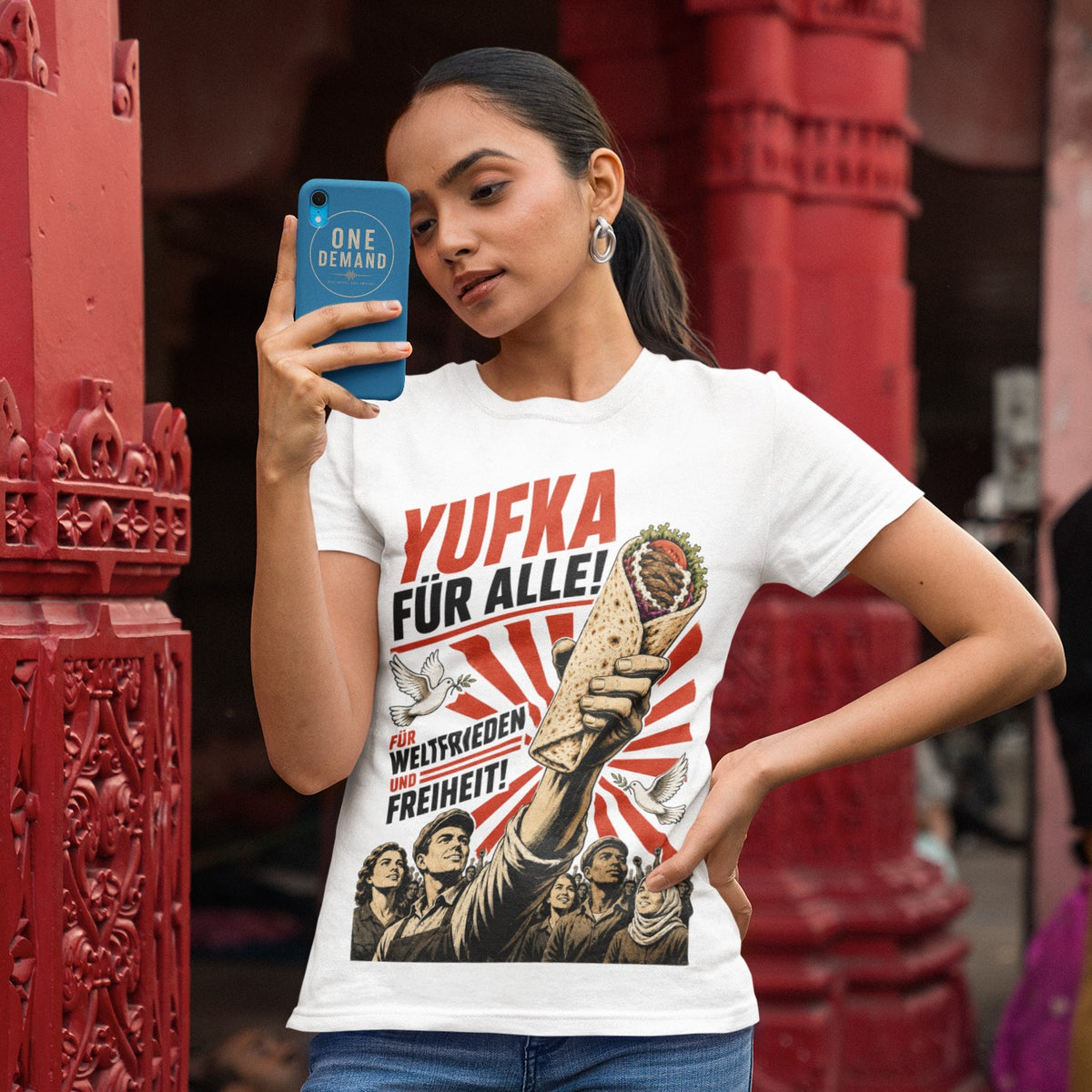 Weißes Yufka T-Shirt mit Retro-Propaganda-Motiv „Yufka für Alle – Für Weltfrieden und Freiheit“